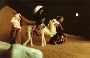 Hier ist der Mittelpunkt nicht eine einzelne Figur, sondern die ganze Szenerie, die Lichtstimmung,	die Landschaft fallen ins Auge; das ist ein Diorama