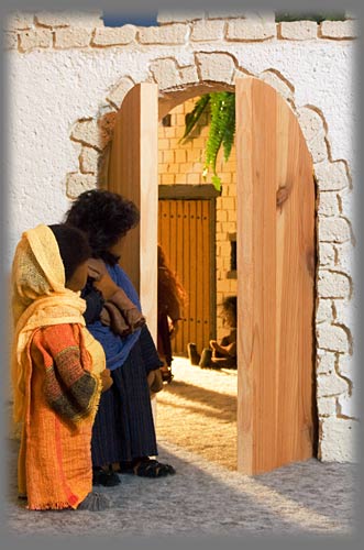 Maria und Josef blicken ins Stadttor